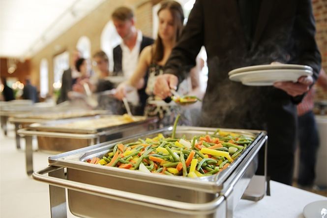 Clientes se servindo em buffet de refeição coletiva